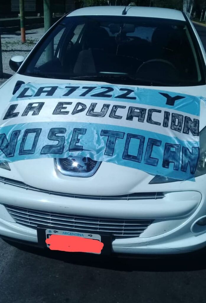 Miles y miles llegan en autos, bici, skater, caminando desde distintos departamentos de la provincia a la casa de gobierno con cánticos, carteles,etc.